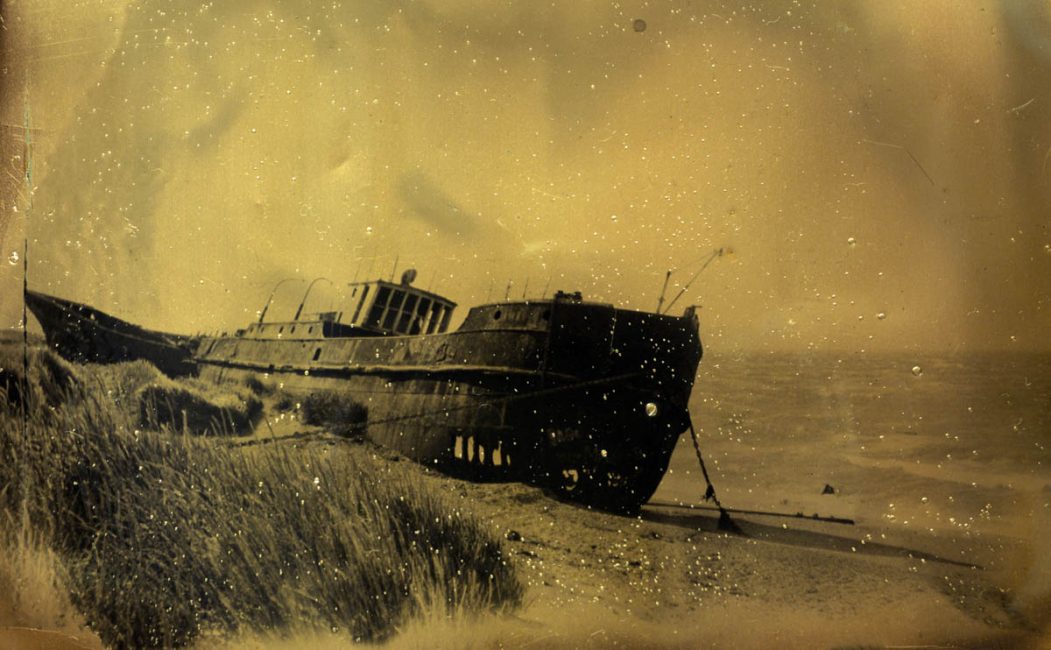 Estudio de un futuro auspicioso, San Gregorio Patagonia, 2013 Emulsión fotosensible sobre pan de oro 20 x 30 cm Pieza única